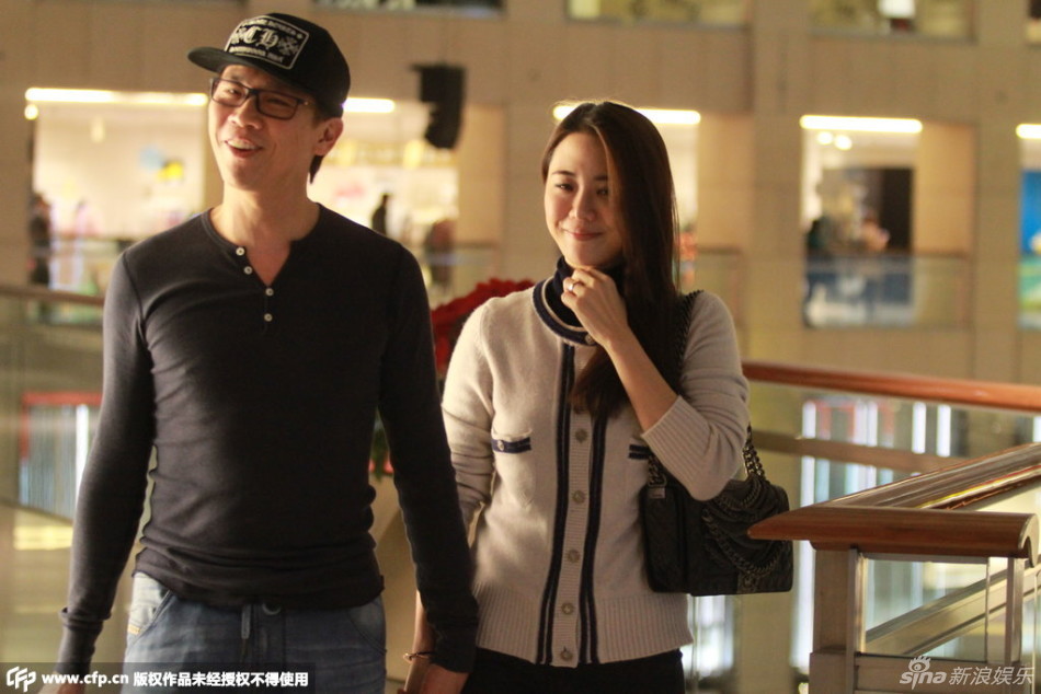 组图：陶喆牵妻子逛商场 大秀恩爱似破花心传闻