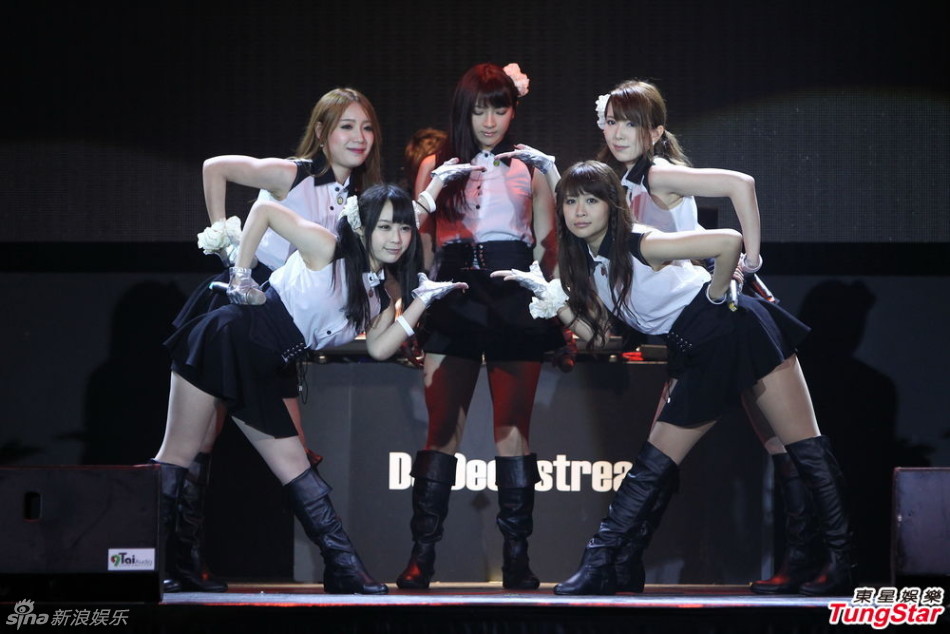 组图：波多野结衣率女团热舞 阳光性感多才多艺