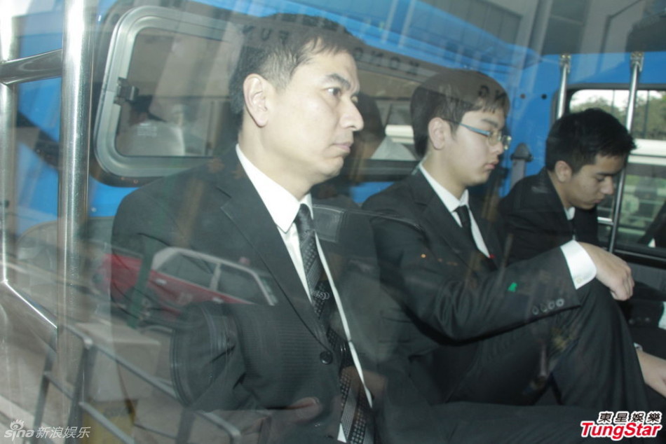 组图：司马燕遗体封箱送机场 吴忠义三父子悼念