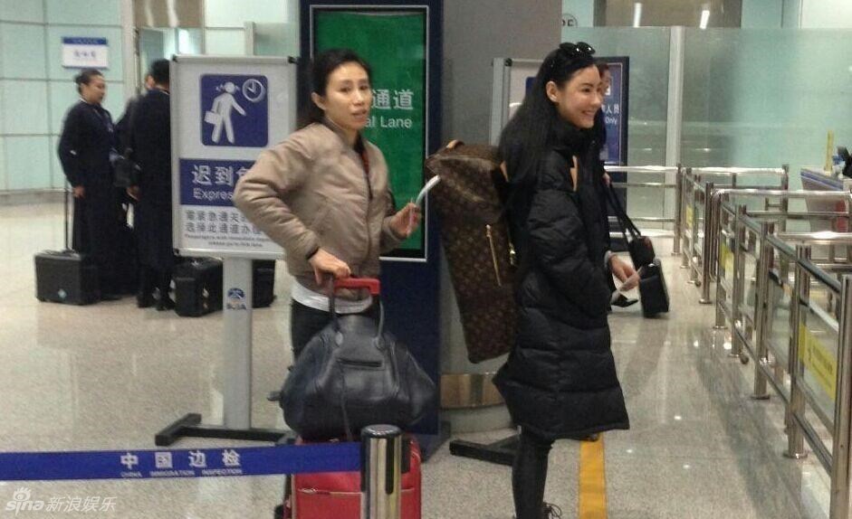 组图：张柏芝现身穿大衣背巨包 仍被赞又瘦又美
