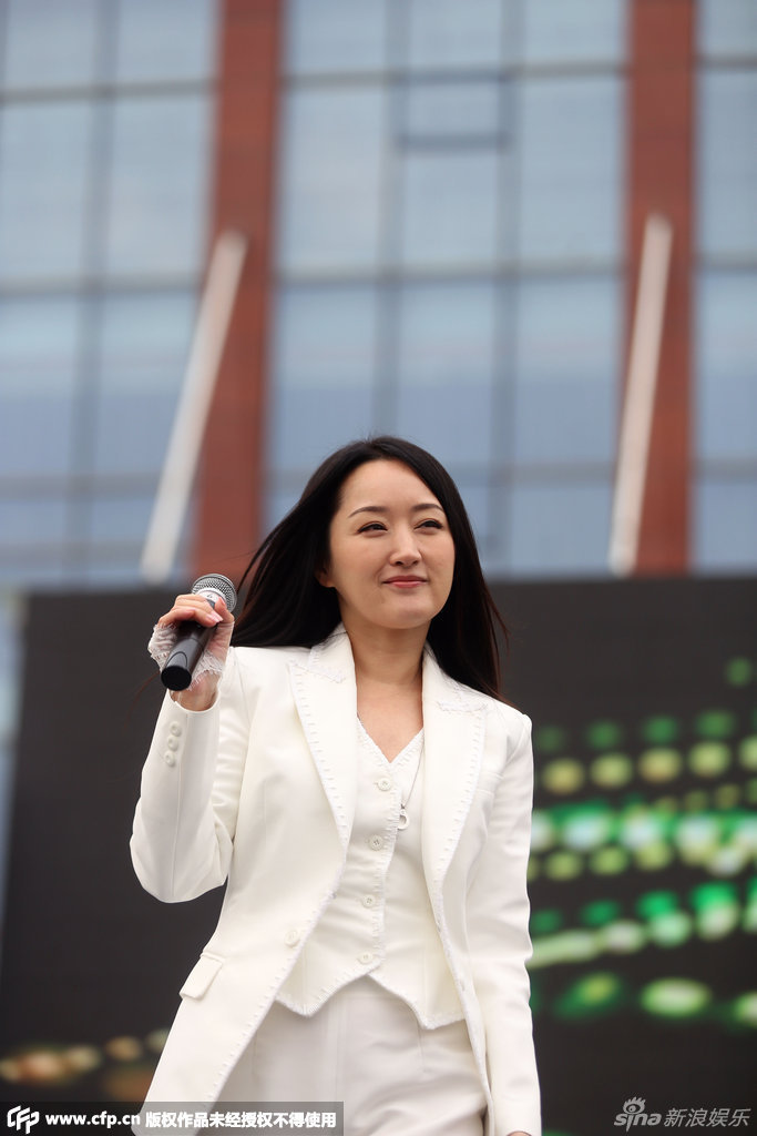 组图：杨钰莹捞金获千人捧场 昔日玉女显发福