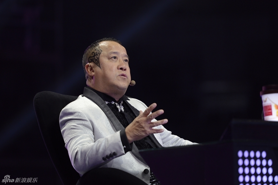 组图：《灰姑娘》挑战动作戏 黄晓明自曝惧威亚