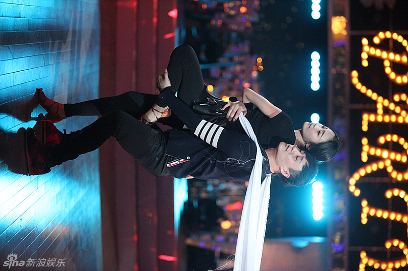 组图：《与星》钟汉良当评委 选手上演化装舞会