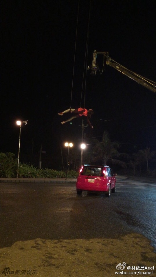 组图：人妻好少女！33岁林依晨搞怪激萌似学生