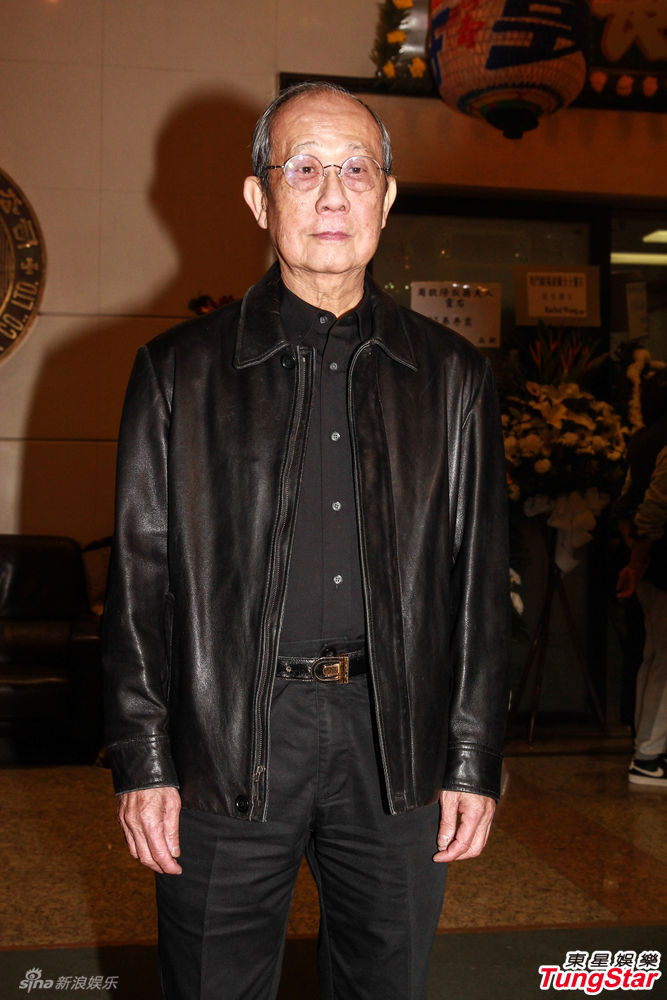 组图：配音演员丁羽妻子去世 洪金宝薛家燕祭奠