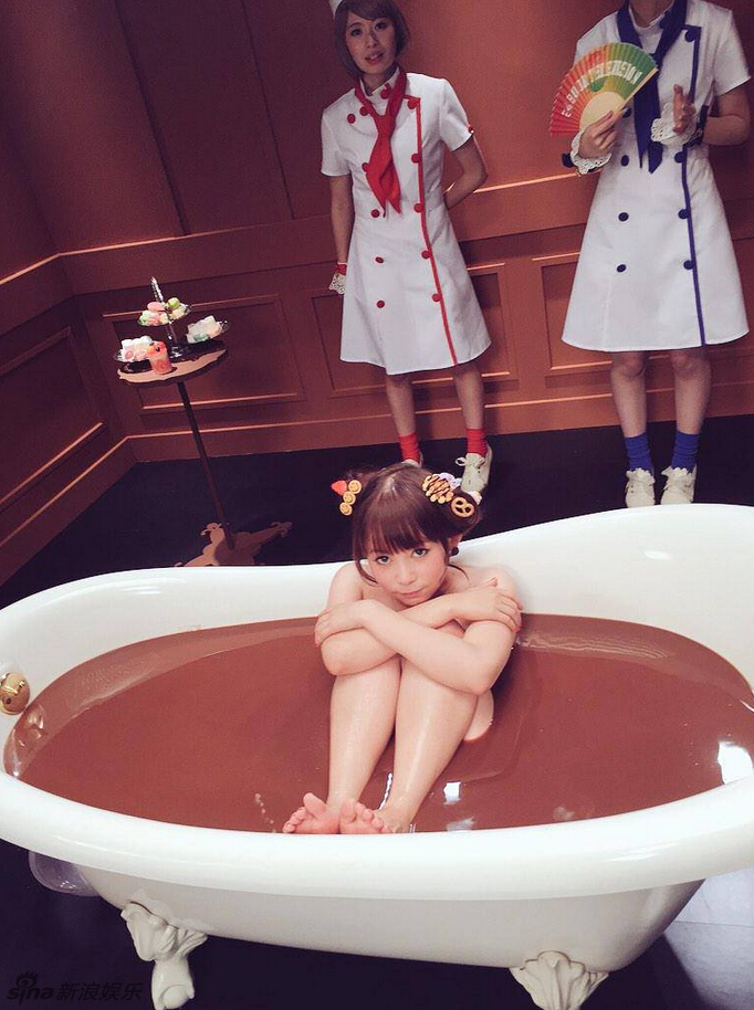 组图:日本女星脱光光跳浴缸 全身浸泡巧克力浴
