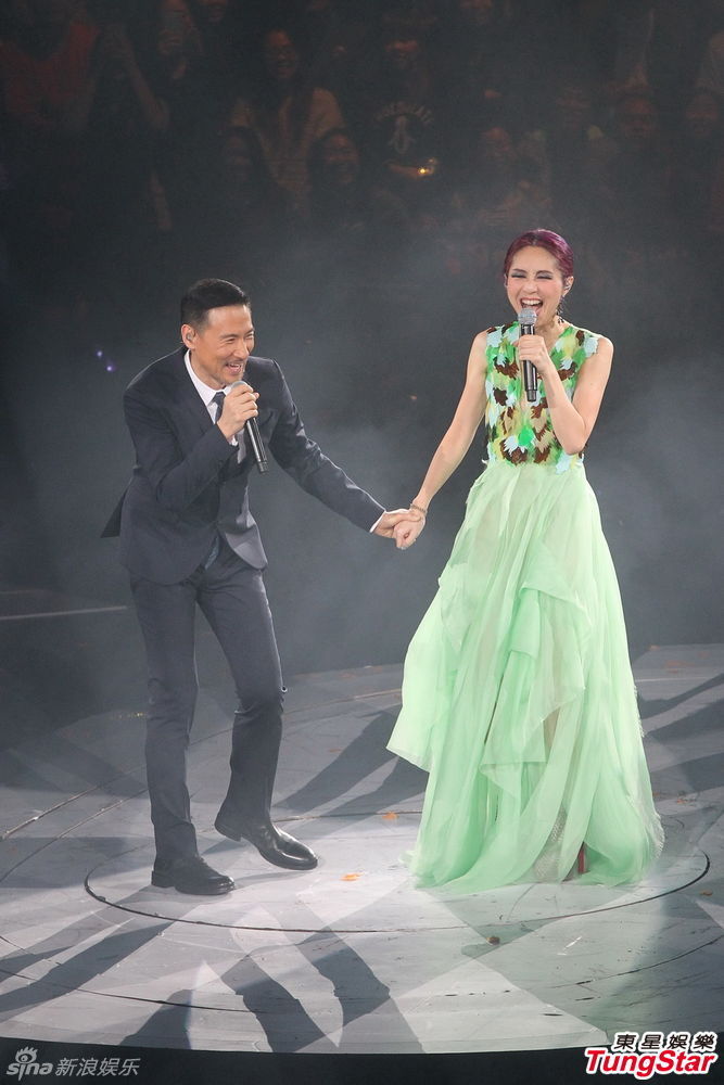 组图:杨千嬅圆梦与偶像张学友对唱 两度落泪