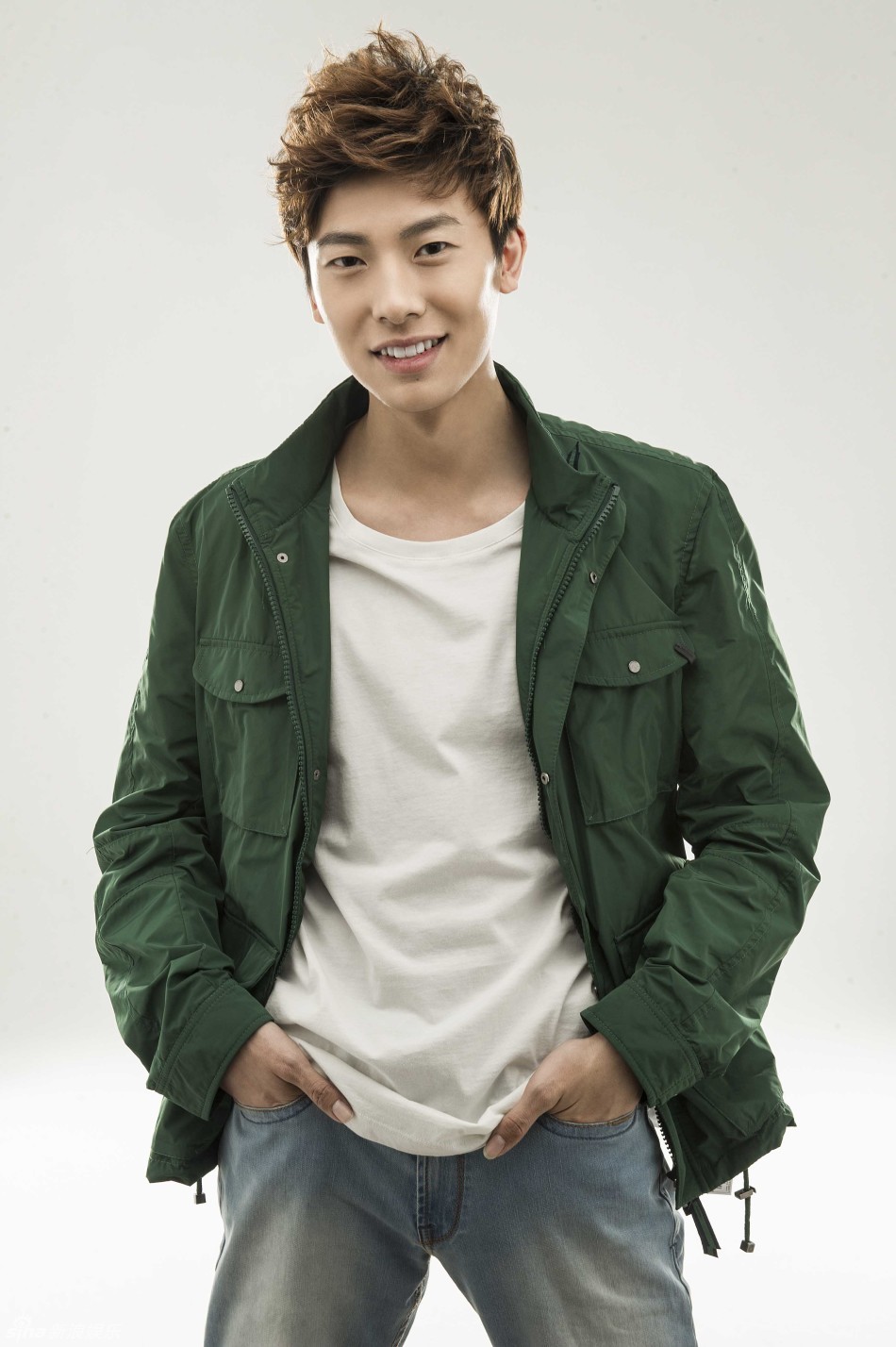 组图:纪子墨帅气生日写真 明朗青春颜值高