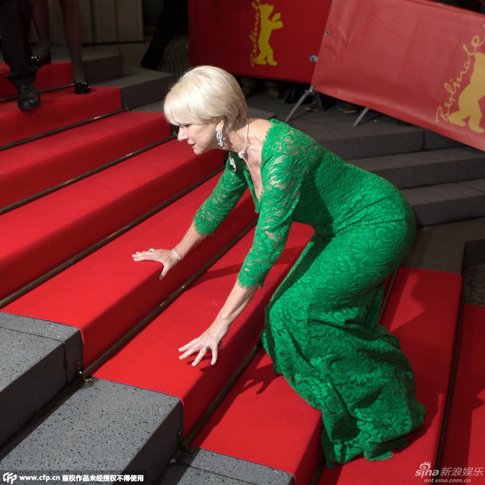 组图：《金衣女人》首映 影后海伦-米伦险摔倒