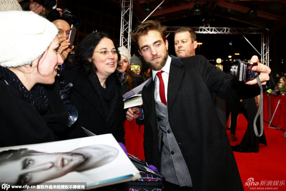 组图：《生活》首映 帕丁森亮相人气爆棚