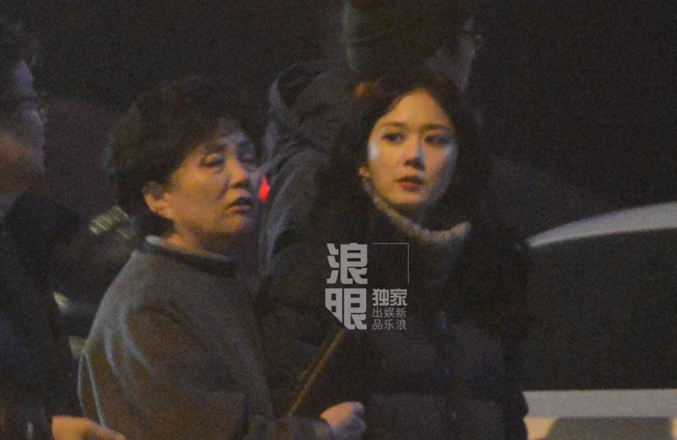 组图：张娜拉深夜约友人进餐 表情淡然来去匆匆