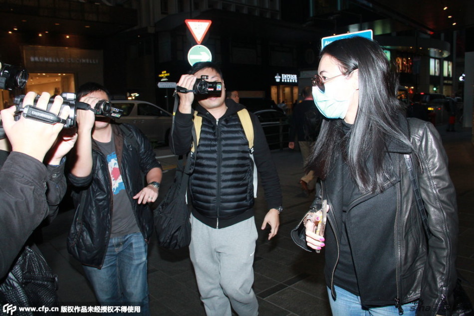 组图：张柏芝戴口罩现身街头 被问有病怒吼记者
