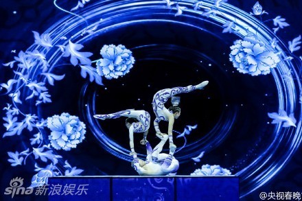 组图：央视羊年春晚 杂技《青花瓷》