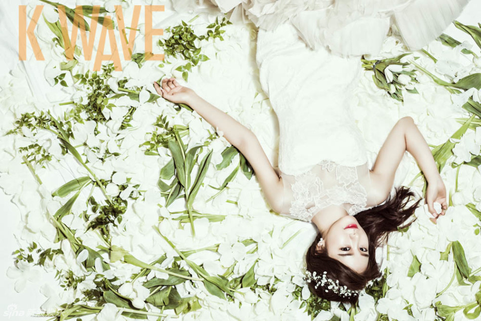 组图：《星你》刘仁娜写真 卧躺花丛仙气足