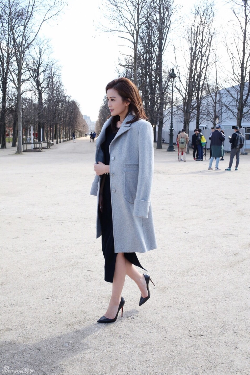 组图：蔡卓妍美艳亮相巴黎时装周展优雅女人味