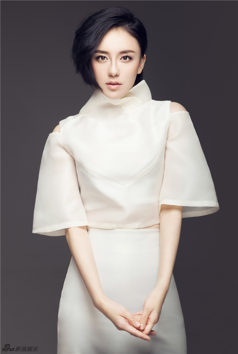 组图：演员吕佳容春日写真知性娴静