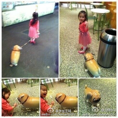 组图：刘涛女儿牵卡通狗外出 扮冰雪女王美爆