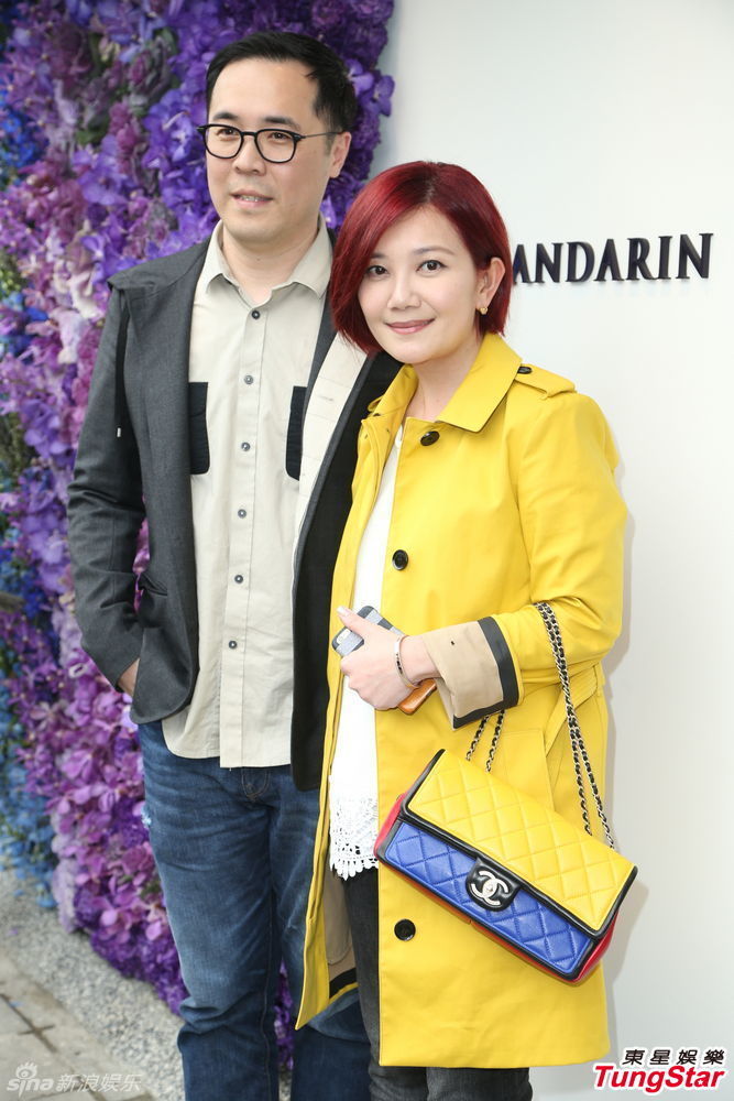 组图：梁静茹否认将封麦 与老公恩爱亮相