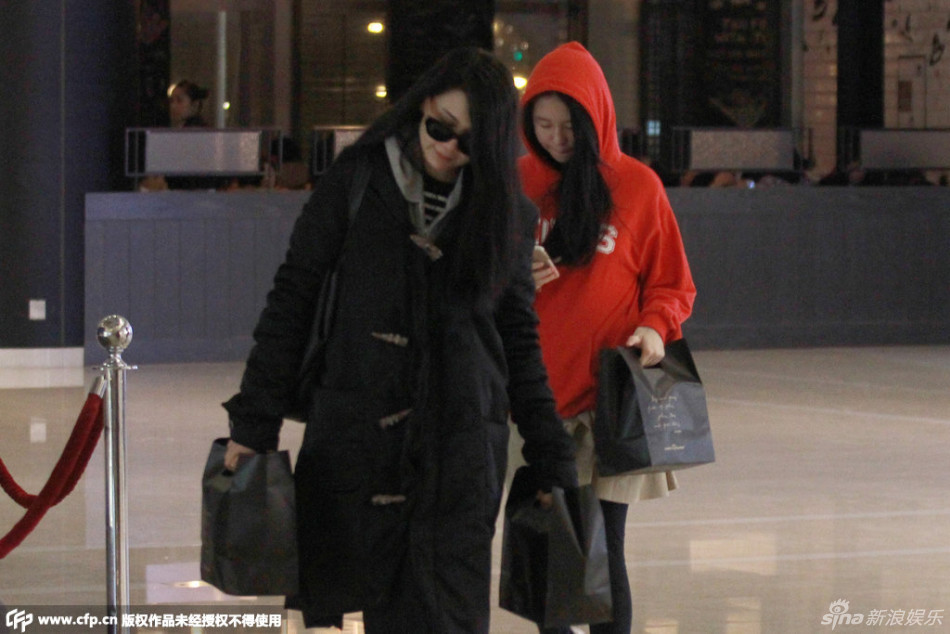 组图：阔太邱淑贞携女儿逛街任拍 长女亭亭玉立