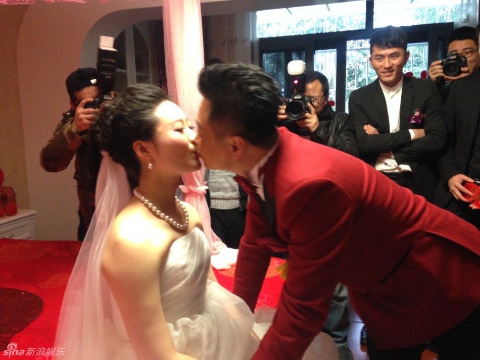 组图：东京影帝王景春大婚 女方已有身孕