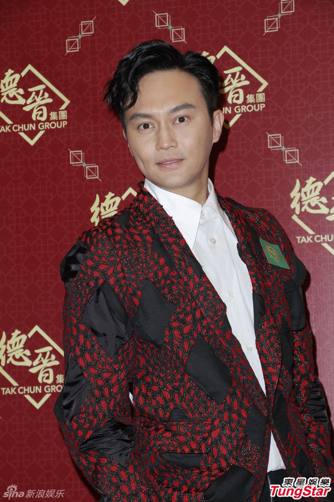 组图：张智霖曝袁咏仪韩国血拼 笑言申请破产