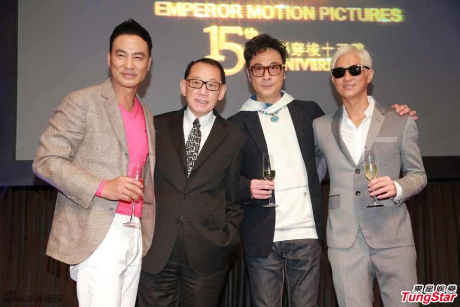 组图：温碧霞白裙露肩似少女 张家辉银发霸气