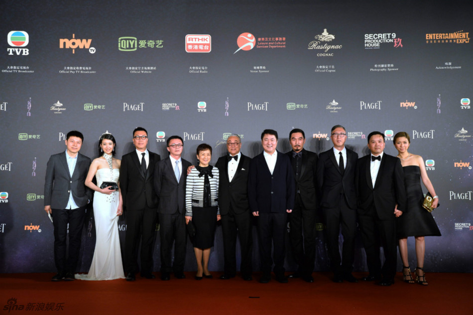 组图：奚望锁骨美背金像奖吸睛 向老板于冬喊话