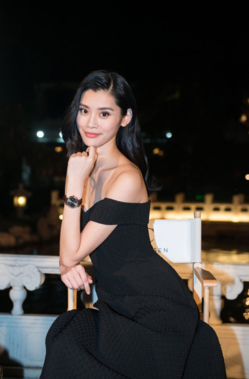 组图：名模奚梦瑶低胸裙出场 肩带滑落小秀性感