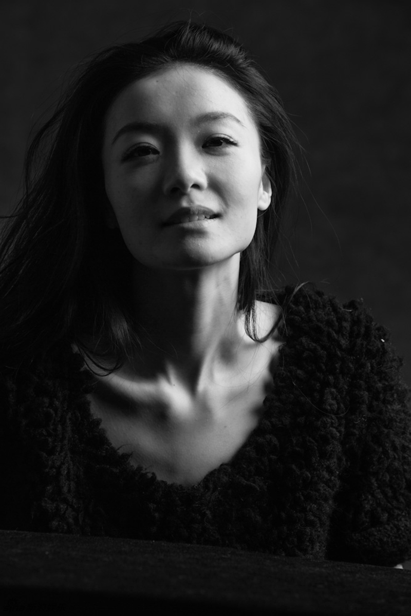 组图：齐溪素颜亮相返璞归真 一种神情万种风情