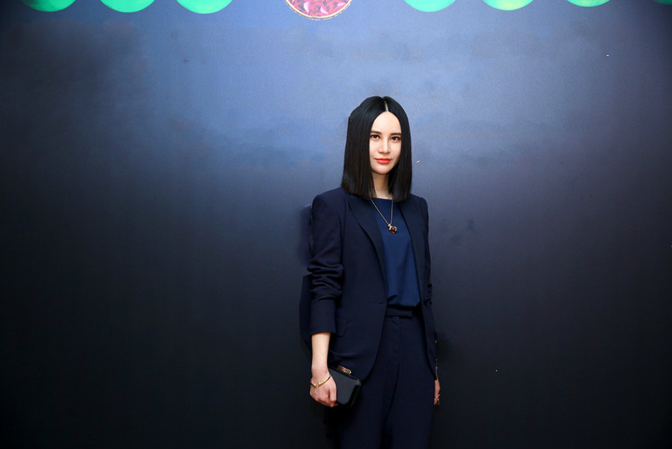 组图：尚雯婕亮相四川 一身黑色西装帅气十足