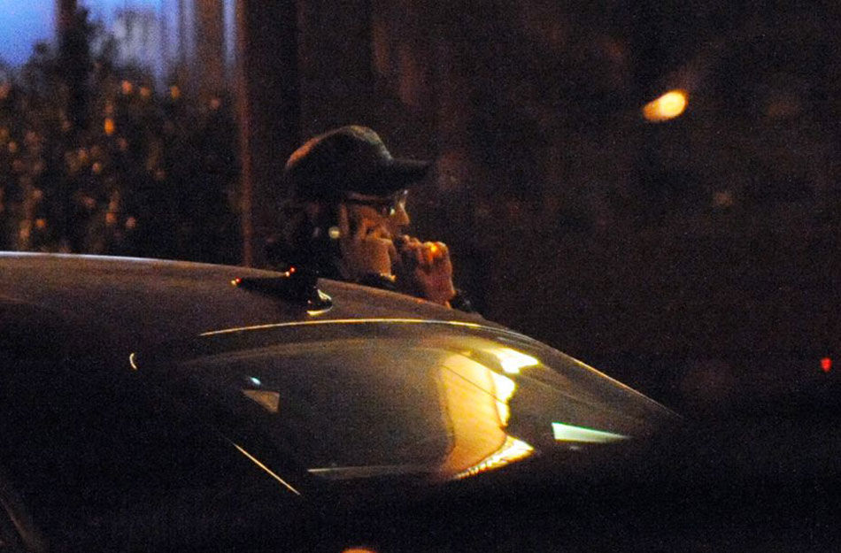 章子怡深夜短裙会友 汪峰同行猛吸烟