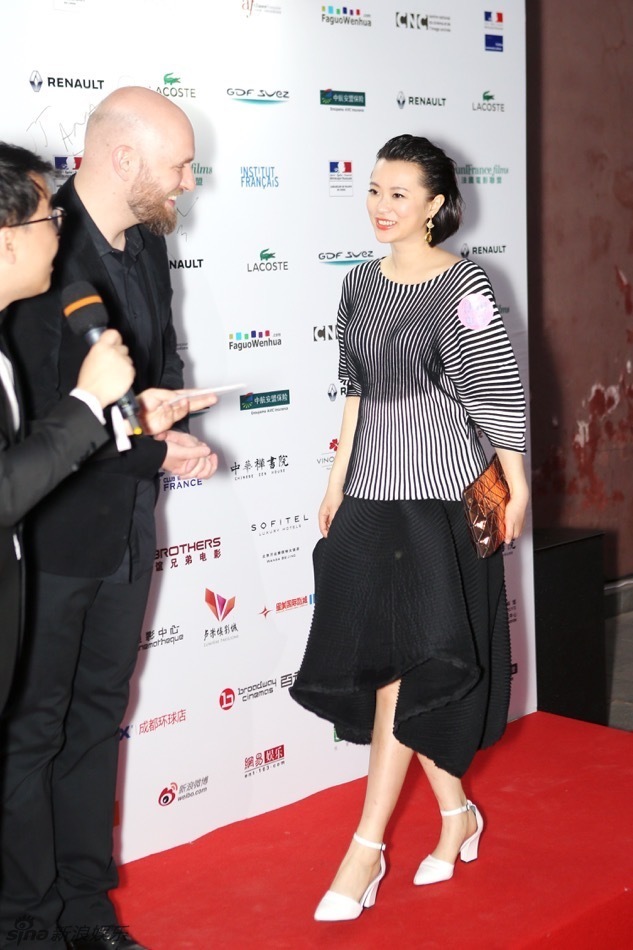组图：黄璐亮相法国影展开幕 与名导亲密叙旧