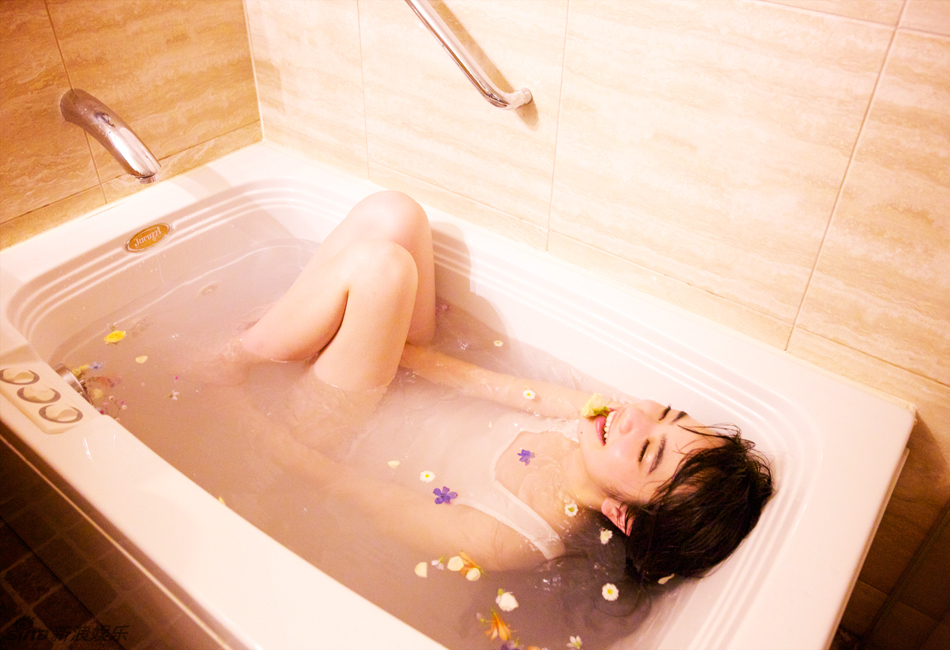 组图：女星小松菜奈酒店写真 横卧浴缸眼神娇媚