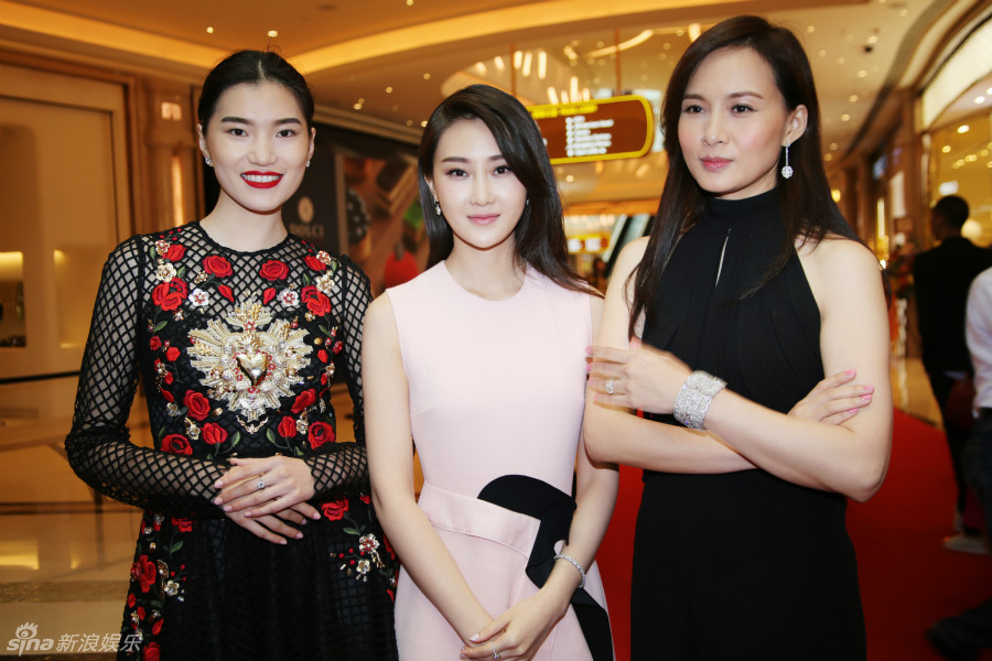 组图：林鹏粉系礼服出席活动 身姿曼妙魅力十足