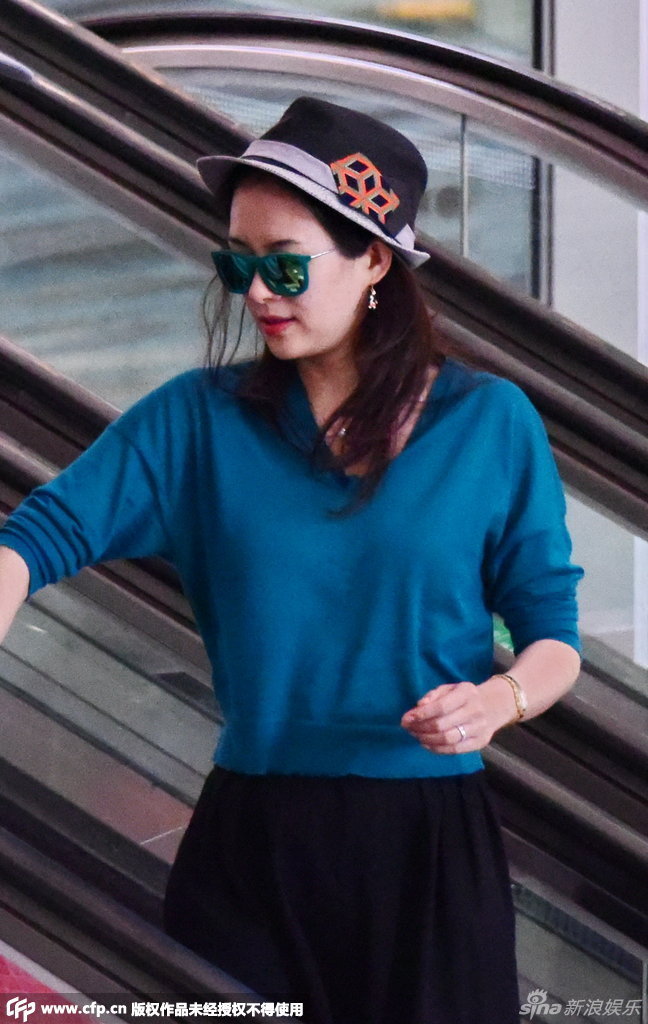 组图：章子怡现身淡妆气色好 无名指戒指抢镜
