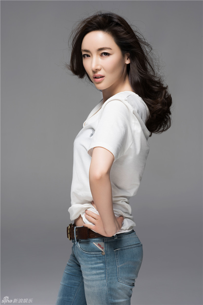 组图：叶一云休闲写真形象百变 展个性风采