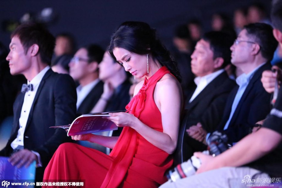 组图：黄圣依不受隐婚影响 阅书解闷心情好