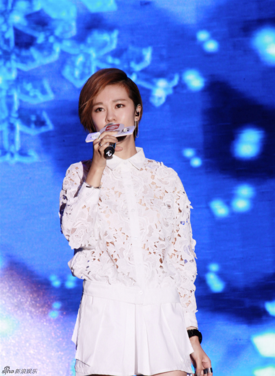 组图：郁可唯运城开唱 镂空白裙性感清新