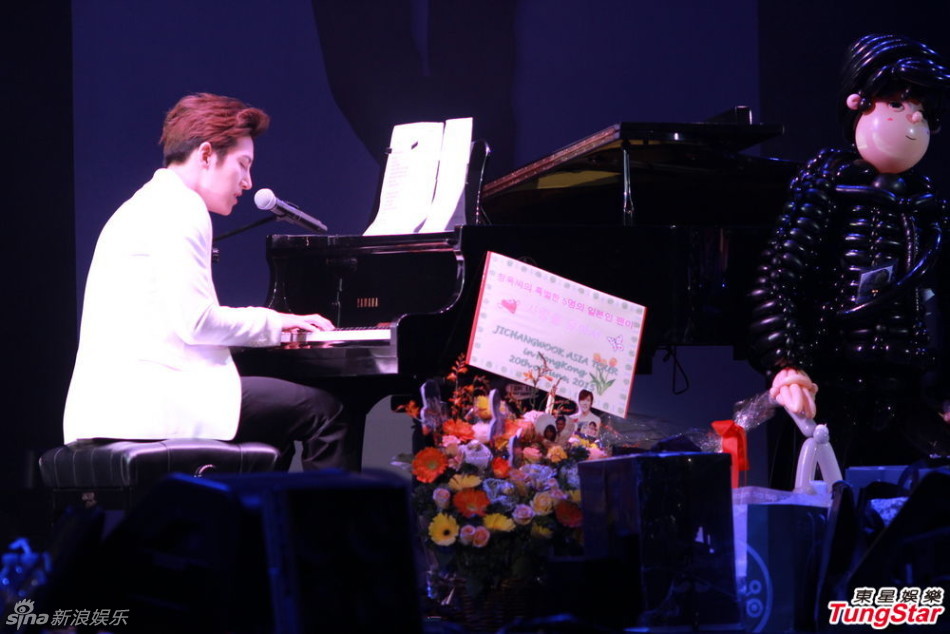 组图：池昌旭办FM贴心送福利 甜蜜弹唱小夜曲