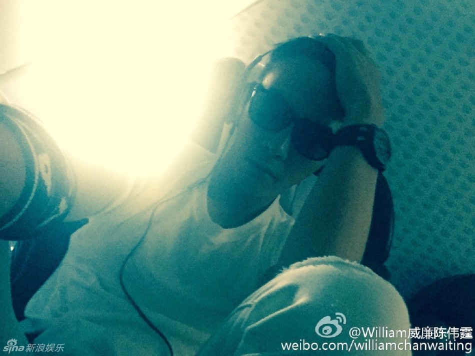 组图：私奔到月球！陈伟霆晒销魂自拍帅哭网友