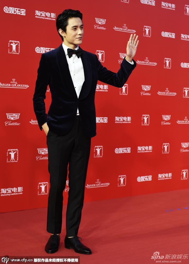 组图：大群萌妹簇拥张超 学生制服初体验红毯