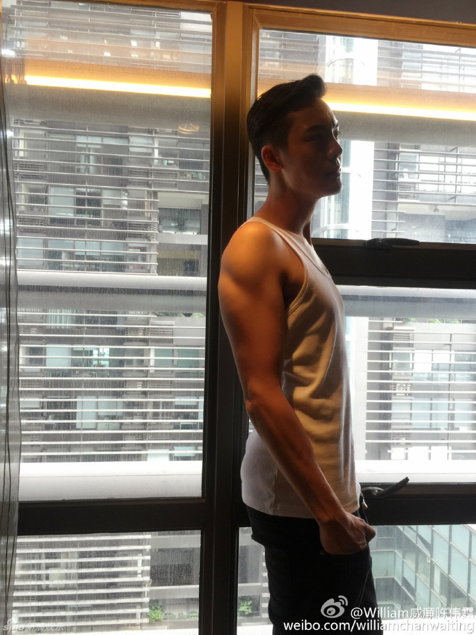 组图：陈伟霆越练越猛 屡次脱衣秀腹肌粗壮手臂