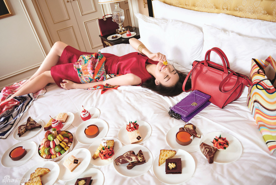 组图:倪妮信步游巴黎 打赤脚随性做自己