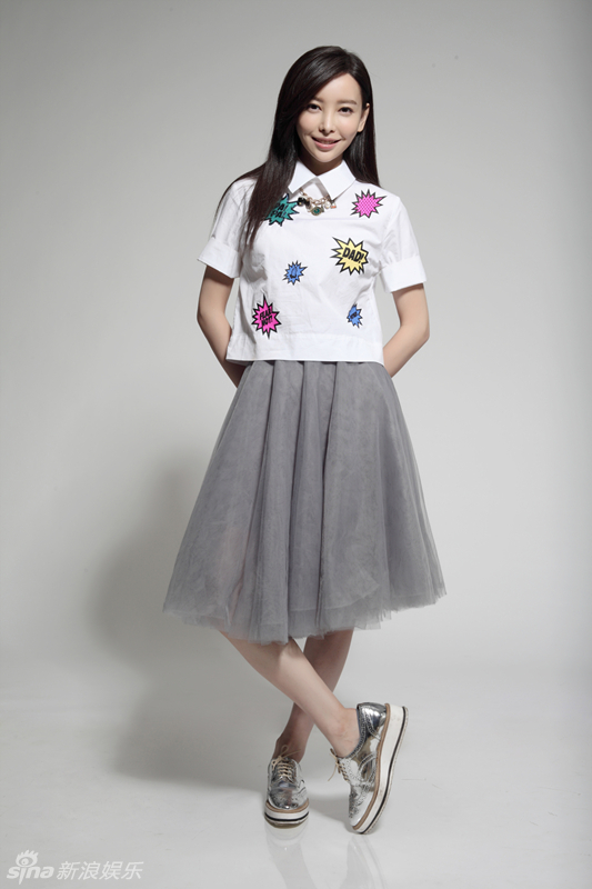 组图：歌手于文文全新写真曝光 尽显甜美知性