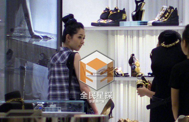 郭碧婷休闲装秀美腿 与长发美女亲密逛商场