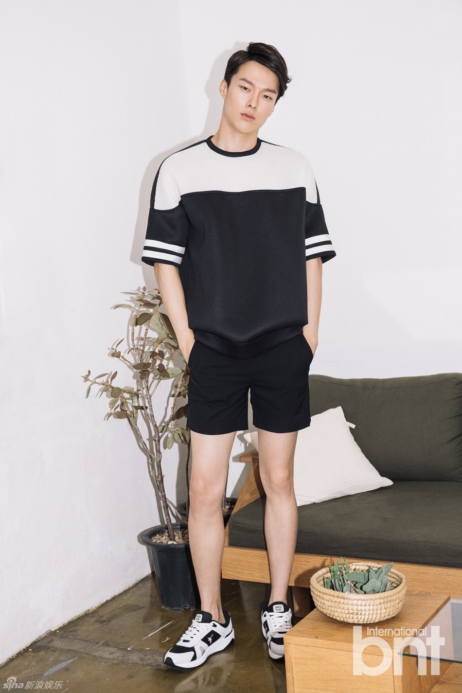 组图：韩男星张基永写真 居家短裤秀长腿