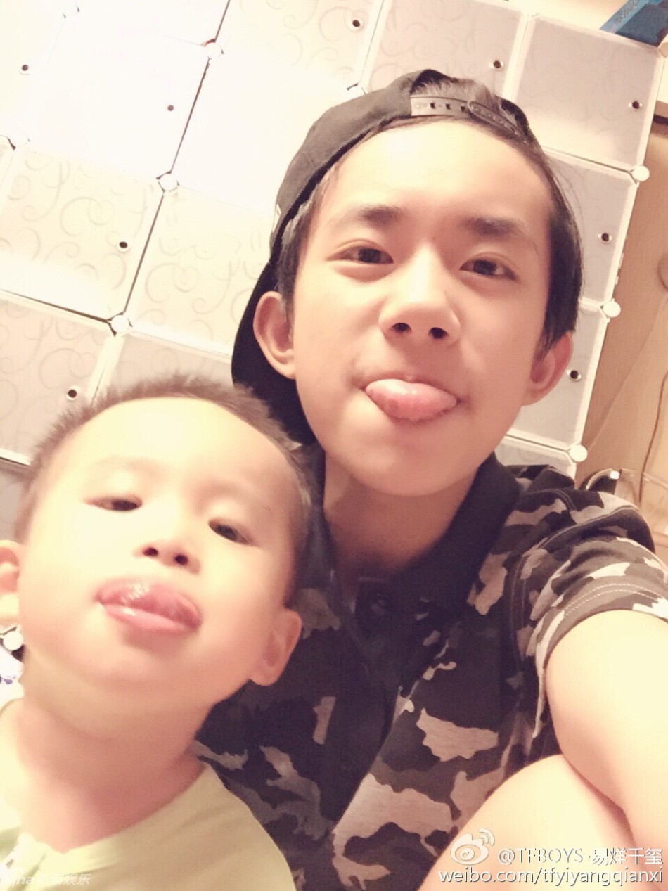 组图：TFBOYS易烊千玺与弟弟自拍 表情神同步