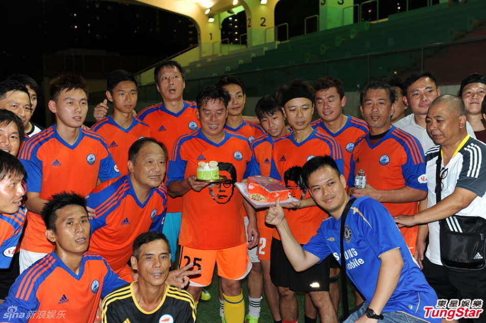 组图：谭咏麟足球场上获球友提早贺寿 笑容满面