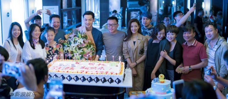 组图：胡歌《猎场》剧组温馨庆生 获赠巨型蛋糕