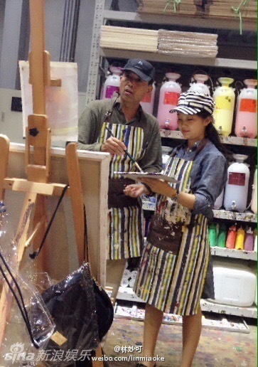 组图：16岁林妙可显成熟 和爸爸合作画画